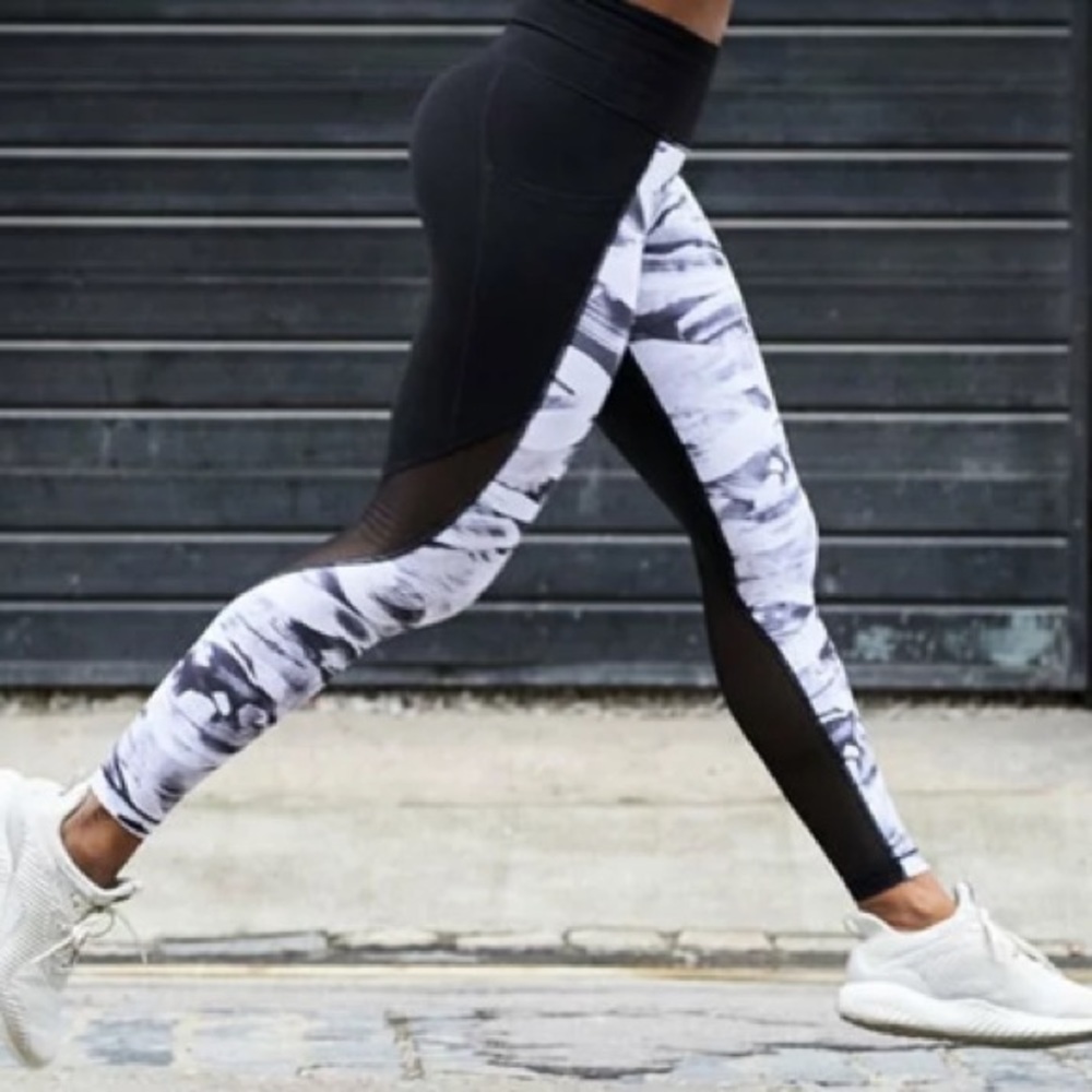 Athleta Chaturanga Vivid Salutation Pocket Black Gray white Workout leggings